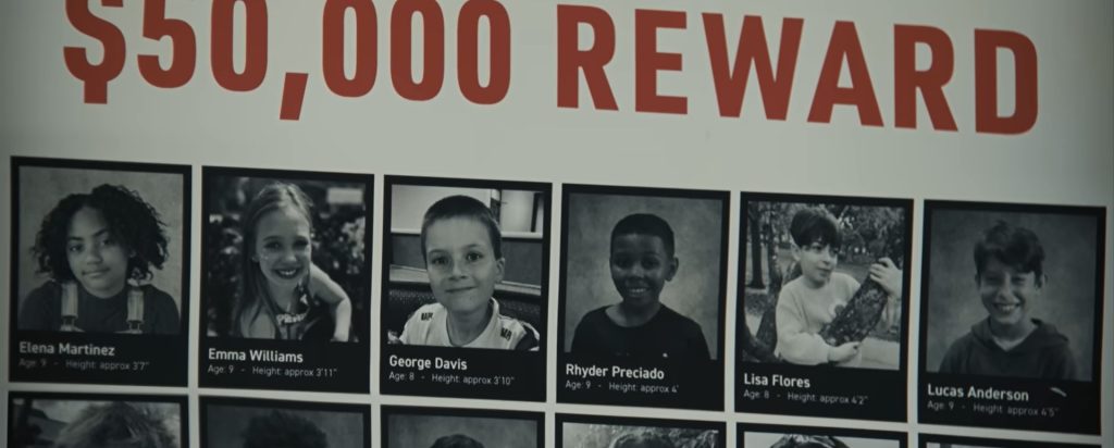 Horor Zbrane, najnovší počin od štúdia V zajatí démonov, Mníška, TO otvára temnú záhadu, ktorá rozvráti komunitu a prevráti realitu naruby. S hviezdnym obsadením a podmanivou réžiou sa stáva jednou z najočakávanejších hororov leta.