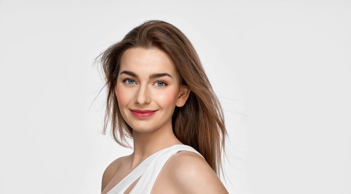 Jedným z aktuálnych trendov sociálnych sietí je aj tzv. „clean girl“ make-up.