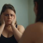 Mnohí sa sústredia pri chudnutí len na jedálniček a pohyb, no spánok je jedným z najsilnejších nástrojov, ako si udržať zdravú hmotnosť. Nedostatok alebo nekvalitný spánok vedie k hormonálnej nerovnováhe, zvýšenému hladu a k ukladanou tuku, najmä v oblasti brucha.