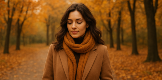 Jeseň je pre mnohých čas spomalenia, introspekcie a návratu k sebe. Po dynamickom lete prichádzajú pokojnejšie dni, ktoré nás prirodzene vedú k premýšľaniu o tom, čo v našom živote — aj v šatníku — už neslúži. Ak cítiš potrebu zmeniť svoj štýl, jeseň je na to ako stvorená.