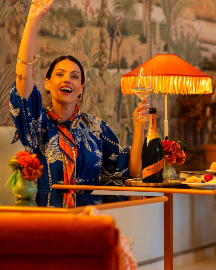 Prosecco Mionetto DOC Treviso brut orange z oblasti Trevisso vám môže robiť spoločnosť, či už budete tráviť prijemný jesenný večer so svojim amore, alebo si budete chcieť štrngnúť spoločne na párty so svojimi amici.