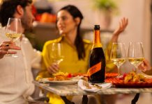 Najobľúbenejšia farba jesene je oranžová! Prosecco Mionetto DOC Treviso brut orange z oblasti Trevisso vám môže robiť spoločnosť, či už budete tráviť prijemný jesenný večer so svojim amore, alebo si budete chcieť štrngnúť spoločne na párty so svojimi amici.