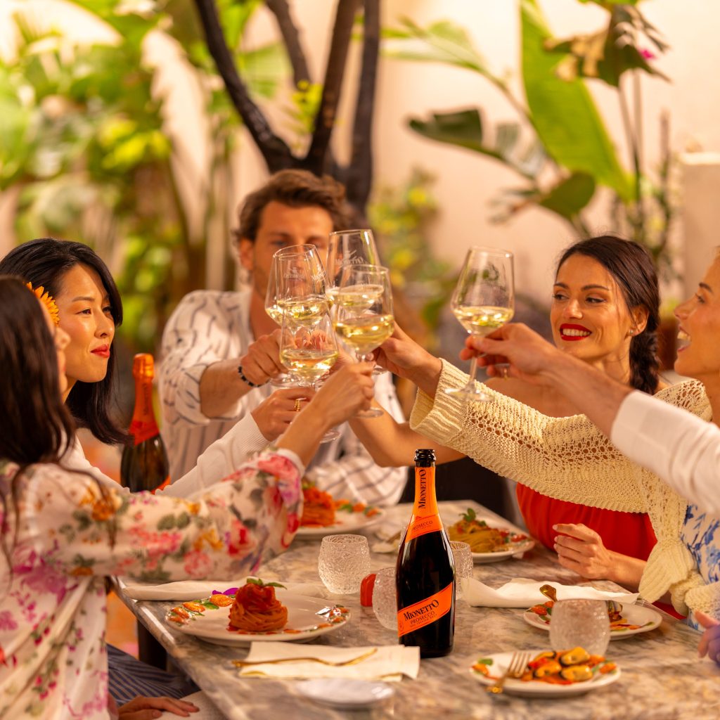 Prosecco Mionetto DOC Treviso brut orange z oblasti Trevisso vám môže robiť spoločnosť, či už budete tráviť prijemný jesenný večer so svojim amore, alebo si budete chcieť štrngnúť spoločne na párty so svojimi amici.