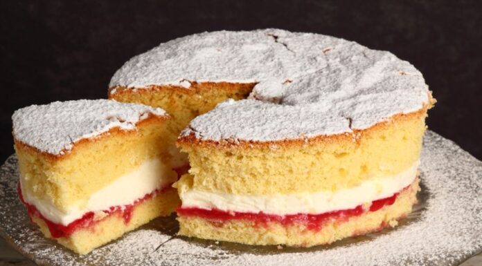 Ak niečo rozhoduje o tom, či torta bude „wau“ alebo len priemerná, je to korpus. Tento recept je môj overený základ – drží tvar, nepadá, je nadýchaný a pritom vláčny. Nepotrebuje žiadne náhrady, žiadne skratky, len správny postup.