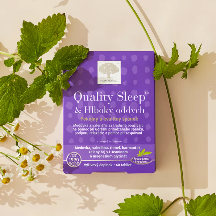 Počas menopauzy klesá hladina estrogénu a progesterónu. A tieto hormóny majú priamy vplyv na: zaspávanie, hĺbku spánku, nočné budenie, návaly tepla, nočné potenie, úzkosť a „rozbehnutú hlavu“ o tretej ráno.