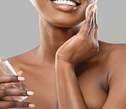 Používala som micelárnu vodu roky. Fungovala. Neštípala. Pleť bola v pohode. A zrazu? Pleť ma ťahá, reaguje citlivejšie, niekedy aj štípe.