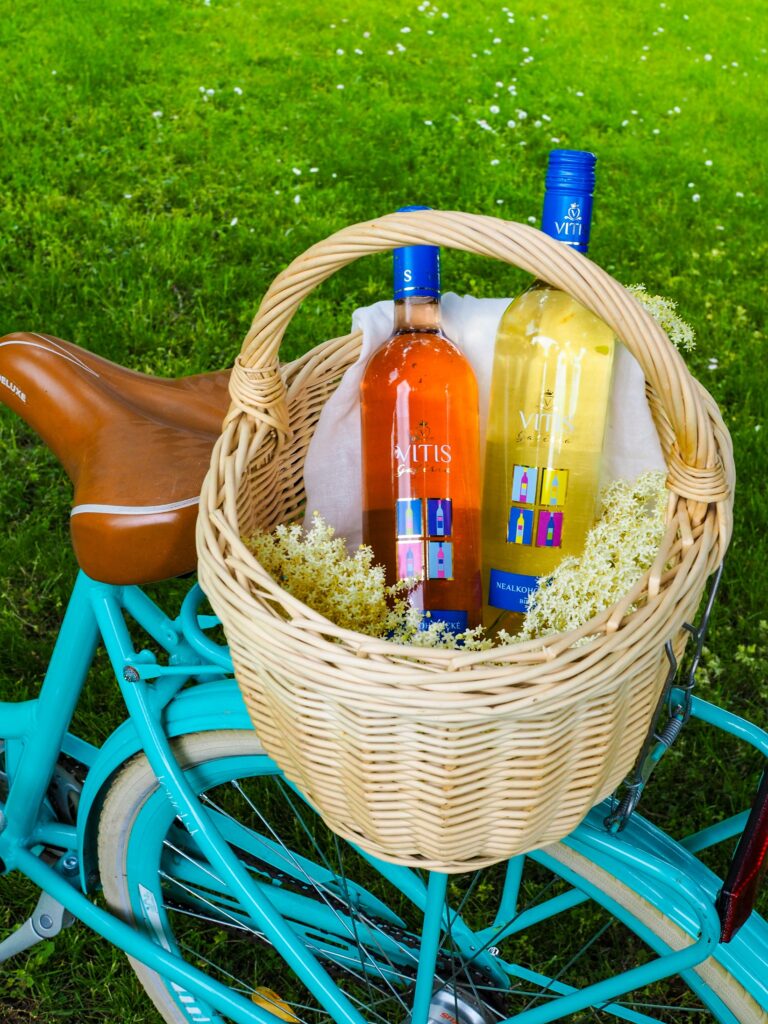 V letných mesiacoch je skvelou voľbou osviežujúce Frizzante, ktoré sa dokonca odporúča servírovať s ľadom či kúskami ovocia. Vitis Galéria preto ponúka perlivú verziu biele Müller Thurgau Frizzante alebo rosé Frankovka modrá Frizzante.