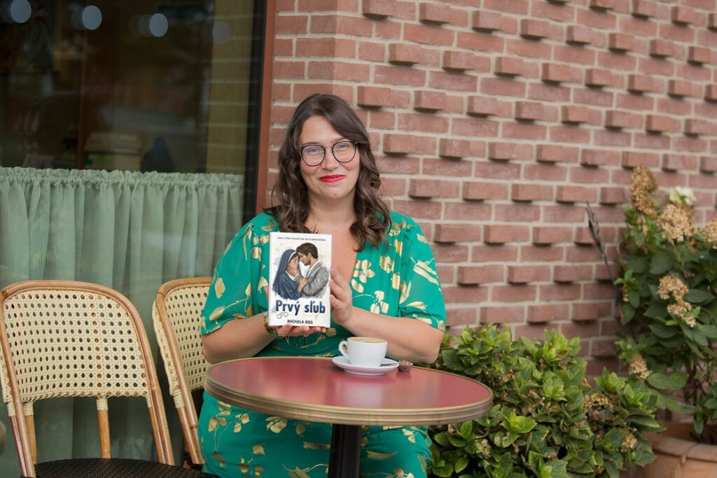 Román Prvý sľub nie je len romantický príbeh. Je to kombinácia viacerých vrstiev. Ide o morálnu dilemu (láska vs. viera), silnú psychologickú hĺbku postáv, ako to vie Michala Ries a dokázala to už v predošlých knihách.