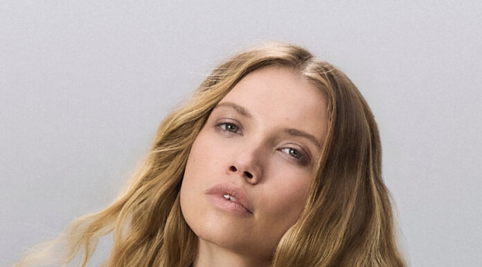 Ikonický profesionálny fén Paul Mitchell Dry Lightweight Professional Hair Dryer prichádza v limitovanej saténovej ružovej edícii, ktorá spája dizajn, výkon a maximálny komfort pri stylingu.