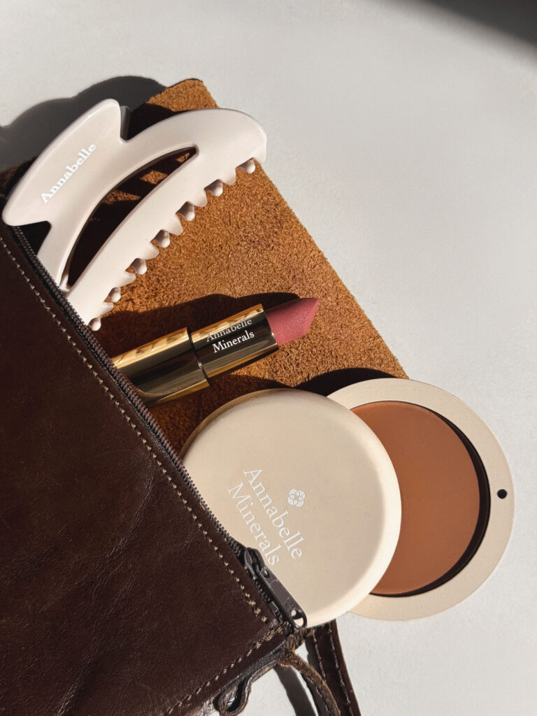 Súprava Endless Summer je jednoduché a funkčné trio, ktoré zvýrazní rysy, dodá pleti teplo a jemne podčiarkne prirodzenú krásu.