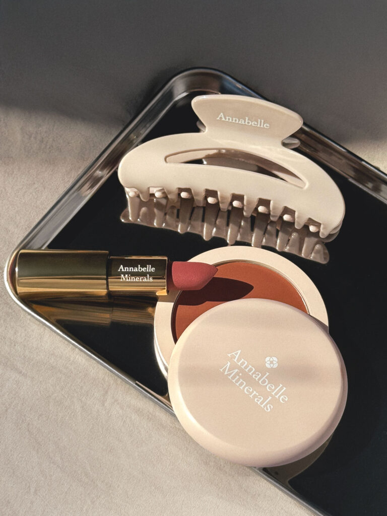 Súprava Endless Summer je jednoduché a funkčné trio, ktoré zvýrazní rysy, dodá pleti teplo a jemne podčiarkne prirodzenú krásu.