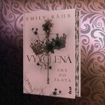Román Vyvolená – Sny zo zlata od Emily Bähr ponúka presne tú kombináciu romantiky, napätia a fantasy atmosféry, ktorú fanúšikovia žánru romantasy milujú.