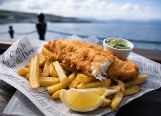 Fish and Chips Tradičné britské jedlo, ktoré si zamiloval celý svet Ak by ste mali vymenovať jedlo, ktoré najviac reprezentuje Britániu, fish and chips by sa určite ocitli na prvých miestach.