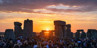 Stonehenge patrí medzi najznámejšie prehistorické pamiatky na svete. Odborníci odhadujú, že jeho výstavba sa začala približne pred 5 000 rokmi.