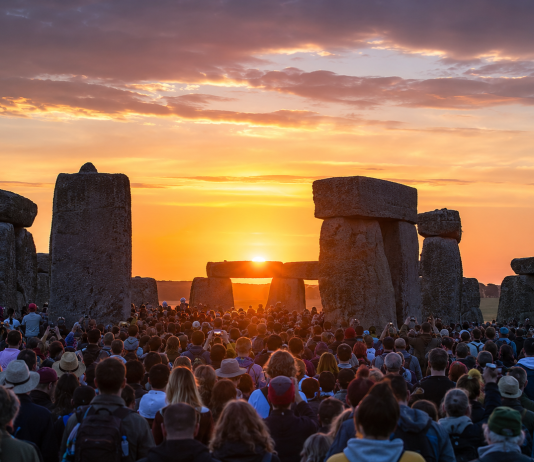 Letný slnovrat v Británii: Prečo tisíce ľudí vítajú východ slnka pri Stonehenge? Stonehenge patrí medzi najznámejšie prehistorické pamiatky na svete. Odborníci odhadujú, že jeho výstavba sa začala približne pred 5 000 rokmi.