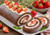 Jahodová roláda s mascarpone Nadýchaný piškótový korpus, jemný mascarpone krém a sladké čerstvé jahody. Jahodová roláda patrí medzi dezerty, ktoré vyzerajú slávnostne, no ich prípravu zvládnu aj menej skúsení pekári.