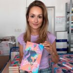 Čo sa stane, keď človek prestane veriť emóciám a začne veriť iba pravidlám? Lucia Sasková sa v románe Dokonalá vracia k tomu, čo jej ide najlepšie – skúma temné zákutia ľudskej psychiky.