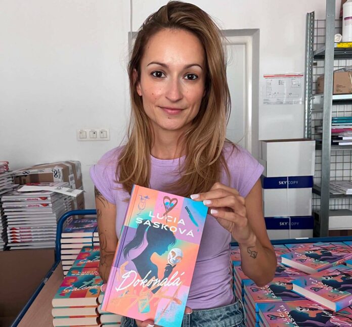 Čo sa stane, keď človek prestane veriť emóciám a začne veriť iba pravidlám? Lucia Sasková sa v románe Dokonalá vracia k tomu, čo jej ide najlepšie – skúma temné zákutia ľudskej psychiky.