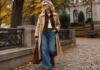 Jesenné módne trendy 2026: Barn Jacket, oversize bundy, barrel jeans aj trenčkot. Čo sa nosí a ako to kombinovať po 50-tke? Jesenná móda 2026 praje pohodliu, vrstveniu a kúskom, ktoré vyzerajú dobre bez toho, aby ste sa v nich museli cítiť ako v kostýme.