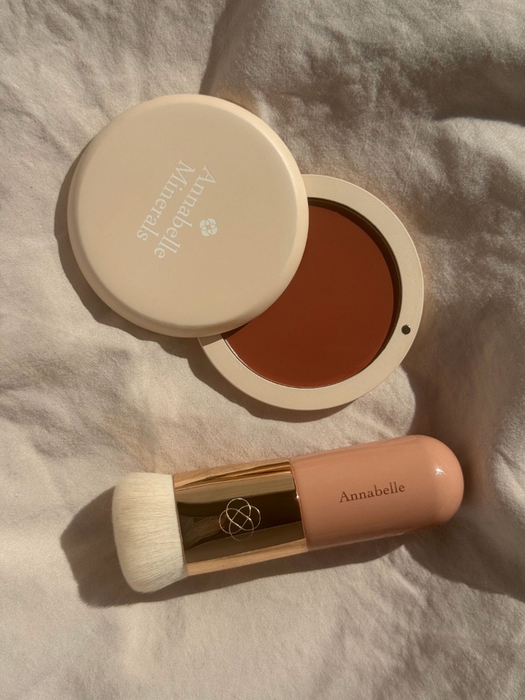 Krémový bronzer Sculpt Balm dodáva tvári prirodzený nádych slnka, jemne zvýrazňuje kontúry a vytvára svieži efekt bez ostrých línií.