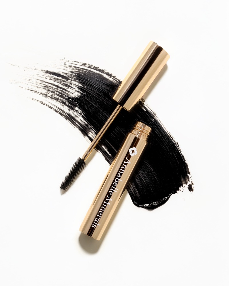 Serum Mascara spája efekt dekoratívnej kozmetiky so starostlivosťou o mihalnice. Obsahuje 97% prírodných ingrediencií, peptidy, arginín, ricínový olej, bambucké maslo aj glycerín, ktoré pomáhajú mihalnice vyživovať a zlepšovať ich vzhľad pri pravidelnom používaní.