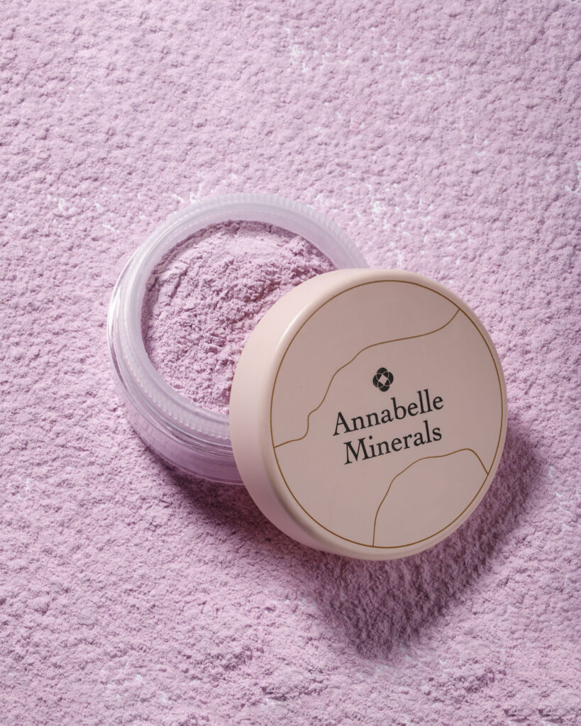 Ružový púder pod oči SOFT SET bol vytvorený špeciálne pre jemnú oblasť okolo očí. Ružový pigment opticky neutralizuje sivé tóny a známky únavy, vďaka čomu pôsobí pohľad sviežejšie a oddýchnutejšie. Ľahká textúra jemne vyhladzuje vzhľad pokožky a zanecháva prirodzený saténový finiš.