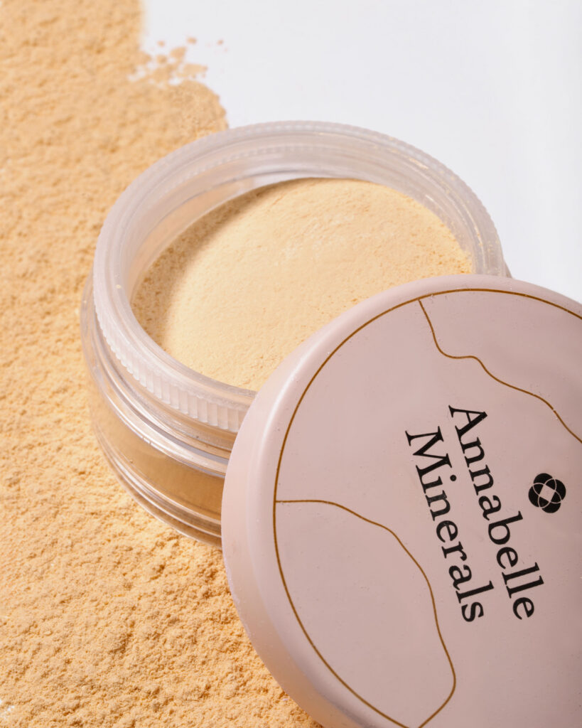 Ružový SOFT SET osviežuje očné okolie, žltý SMOOTH SKIN pomáha regulovať lesk a opticky vyhladzuje pleť, zatiaľ čo fialový LIGHT FIX jej dodáva prirodzený jas.