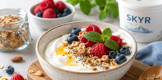 Skyr. Islandský poklad plný bielkovín. Čo to vlastne je a prečo si získal popularitu pri chudnutí? Skyr pochádza z Islandu, kde má dlhú tradíciu. Dnes si našiel miesto aj v jedálničkoch ľudí, ktorí chcú jesť vyváženejšie, schudnúť alebo si udržať svalovú hmotu. Čím je výnimočný a na čo sa zamerať pri jeho výbere?