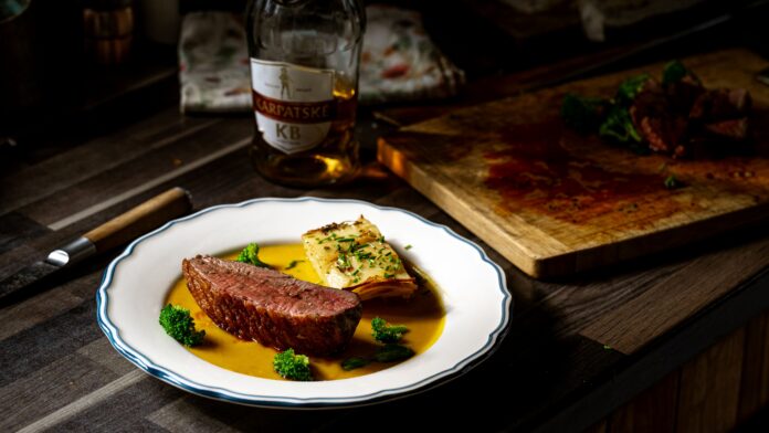 Dnes pre vás vytvoril novú špecialitu s Karpatským KB foodbloger Juraj @meat.ing. Velouté pochádza z francúzskeho výrazu velours, čo znamená zamat. 