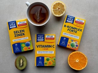 Pravidelné dopĺňanie zinku, selénu a vitamínov C a B predstavuje jednoduchý a efektívny spôsob, ako si udržať silný imunitný štít. Chráňte svoje zdravie včas, aby ste zvládali usmoklené dni so „škôlkopovinnými“ deťmi s nadhľadom a v plnej sile.